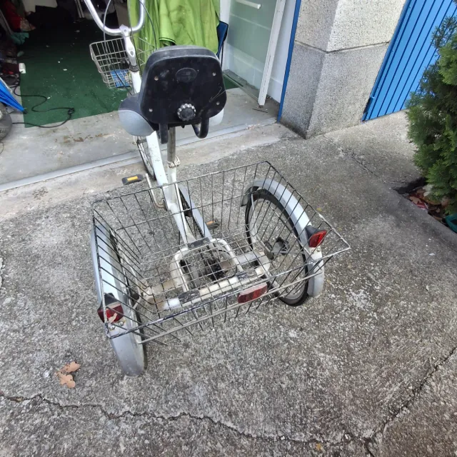 Triciclo blanco con cesta