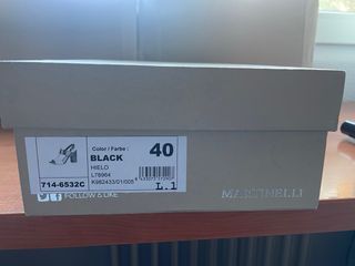 Zapatos de tacón blanco y negro