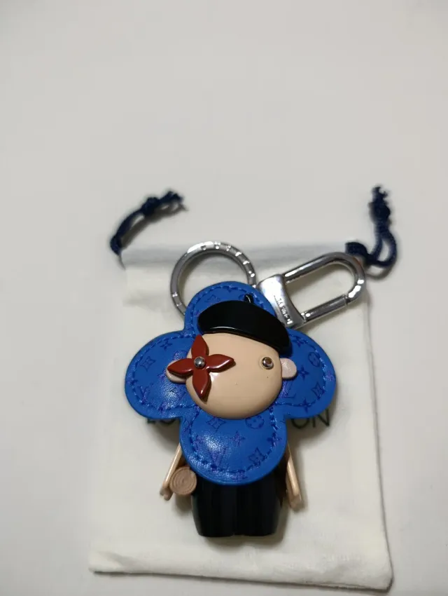 Llavero Louis Vuitton figura azul