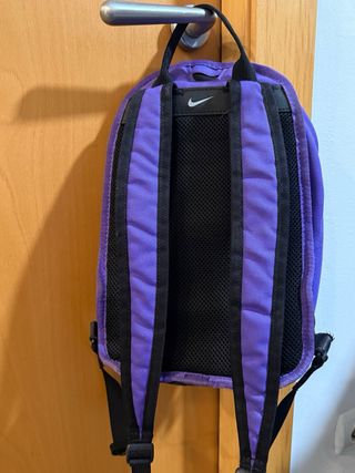 Mochila pequeña Nike morada