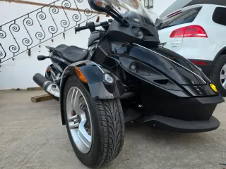 Can-Am Spyder 
CON CARNET DE COCHE !