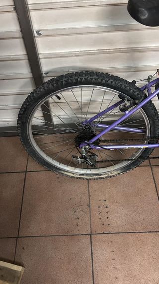 Bicicleta infantil morada
En persona 