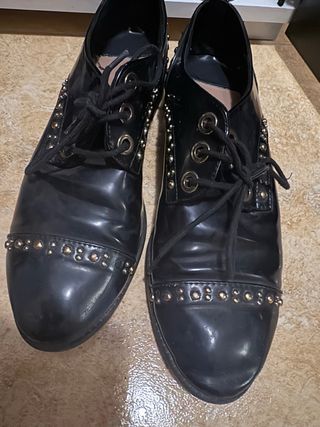 Zapatos charol negros tachuelas doradas talla 39