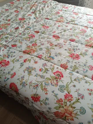 Edredón estampado floral cama
