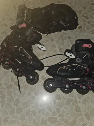 Patines en línea negros con detalles rosas