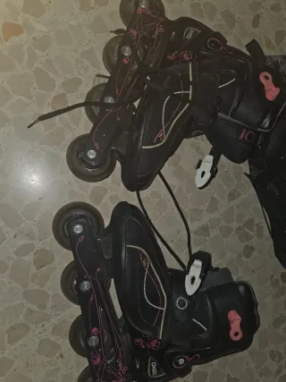Patines en línea negros con detalles rosas