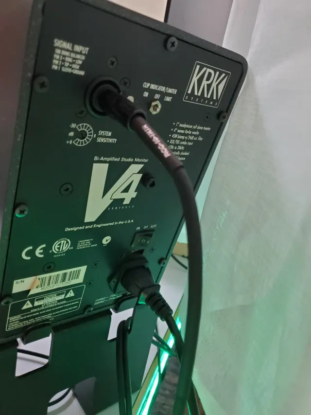 KRK V4 S2 Monitores de Estudio