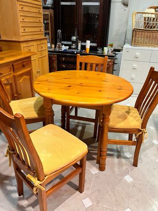 Mesa redonda de pino con 4 sillas