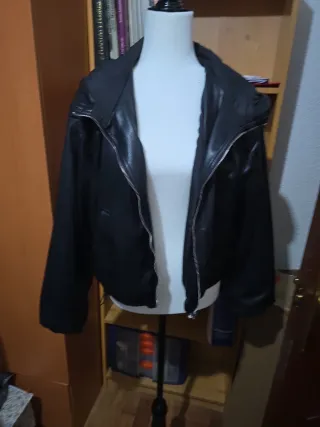 Chaqueta de cuero con capucha