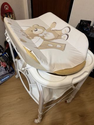 Fasciatoio con vaschetta bagnetto