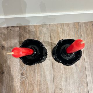 2 Candelabros Negros con Velas Rojas