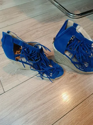 Sandalias cuña azules con flecos