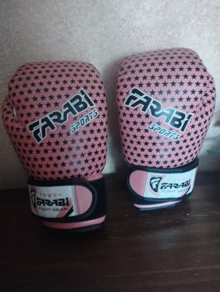 Guantes de boxeo rosa con estrellas