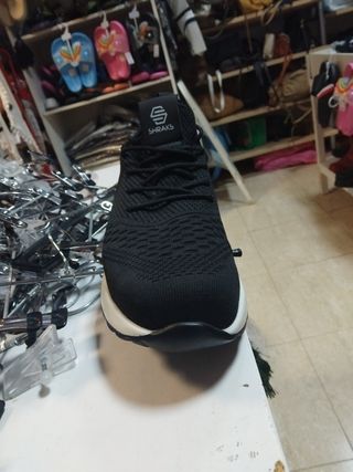 Zapatos de trabajo negros y blancos