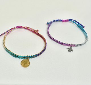 Pulsera tejida a mano con dije de acero 