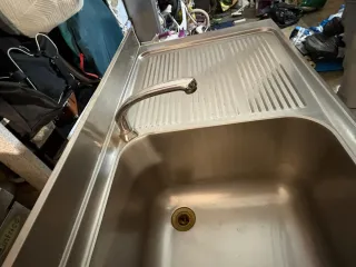 Fregadero de acero inoxidable con escurridor 