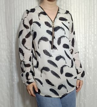 Blusa con estampado de plumas