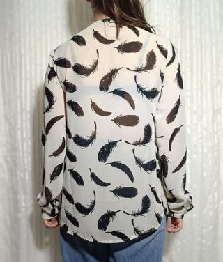 Blusa con estampado de plumas