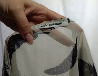 Blusa con estampado de plumas