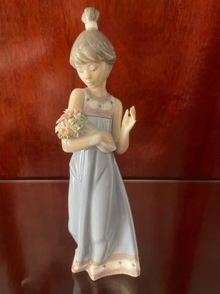 Figura Lladro Niña con Ramo