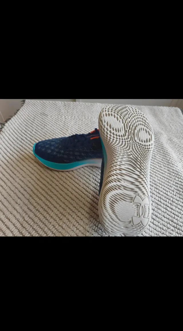 Zapatillas Under Armour Azules y Naranjas