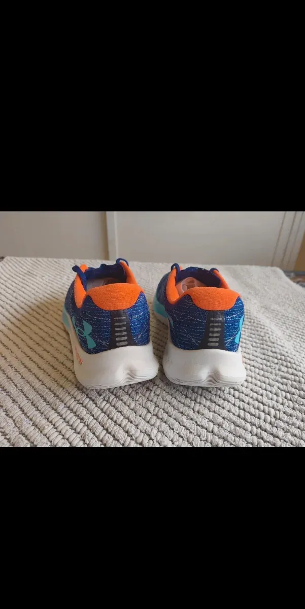 Zapatillas Under Armour Azules y Naranjas