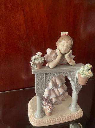 LLADRO Niña Apoyada Mesita Flores