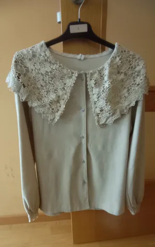 Blusa beige con cuello de encaje