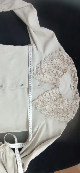 Blusa beige con cuello de encaje