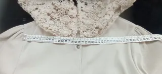 Blusa beige con cuello de encaje