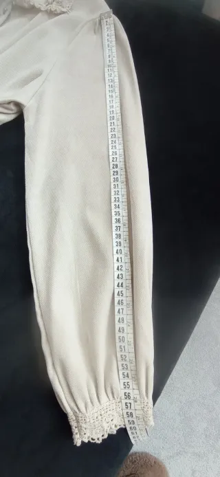 Blusa beige con cuello de encaje