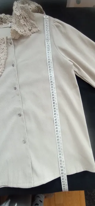 Blusa beige con cuello de encaje