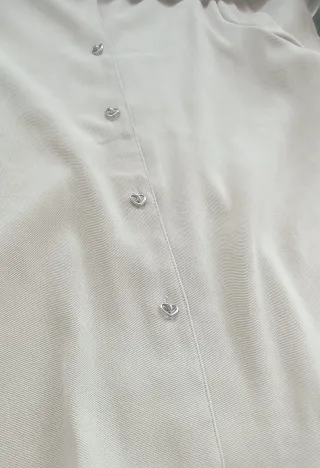 Blusa beige con cuello de encaje