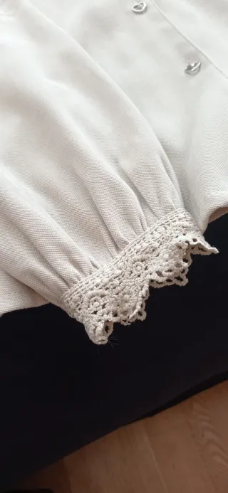 Blusa beige con cuello de encaje