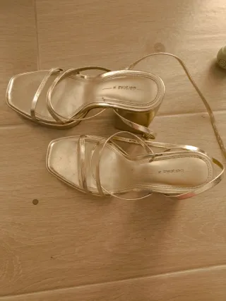 Sandalias Bershka tacón ancho doradas
