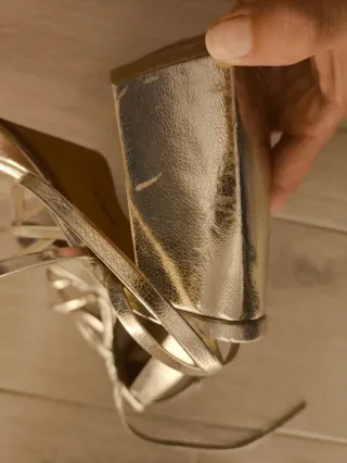 Sandalias Bershka tacón ancho doradas