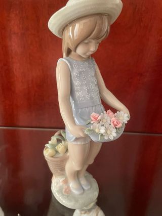 Lladro Niña con Flores