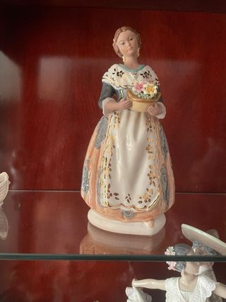 Lladro mujer con flores