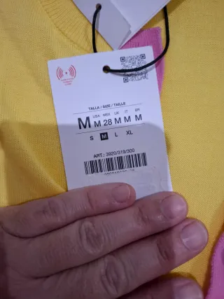 Chaqueta amarilla con detalles rosas