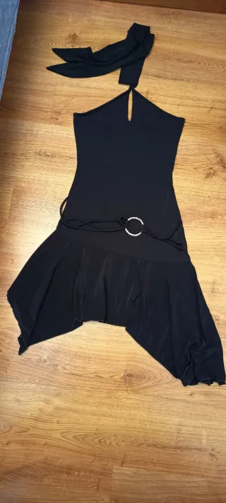Vestido negro halter con cinturón joya