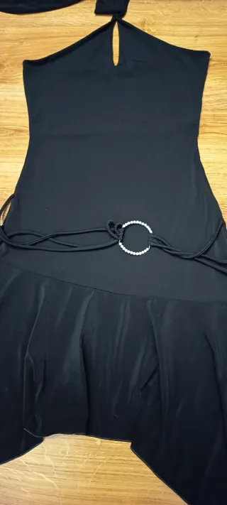 Vestido negro halter con cinturón joya