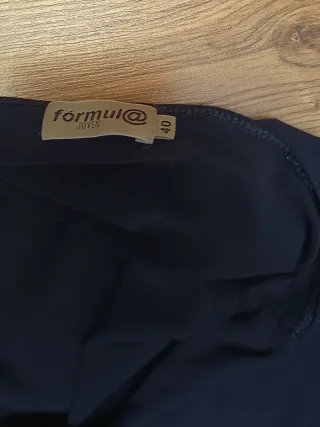 Vestido negro halter con cinturón joya