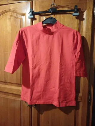 Camiseta roja cuello alto manga codo