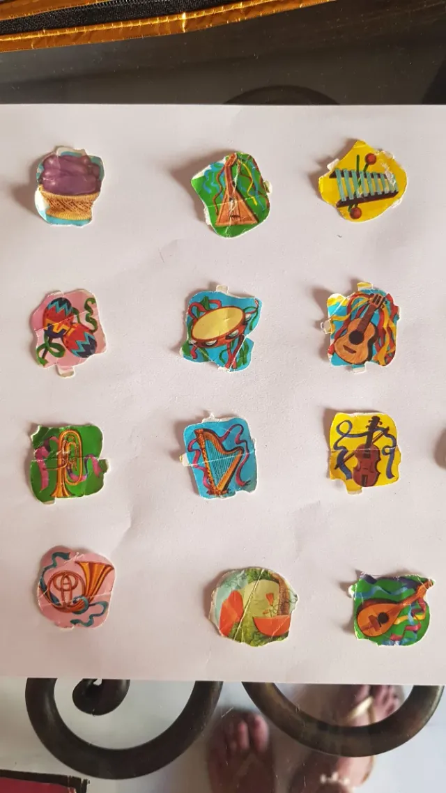 Cromos antiguos de instrumentos musicales y frutas