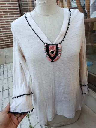 Blusa jersey punto beige con pedrería