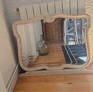 Espejo decorativo beige con marco de madera