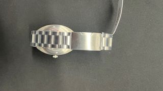 Reloj plateado con caja verde