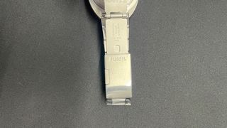 Reloj plateado con caja verde