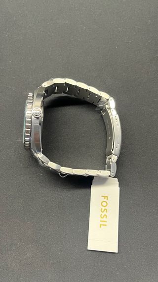 Reloj plateado con caja verde