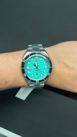 Reloj plateado con caja verde